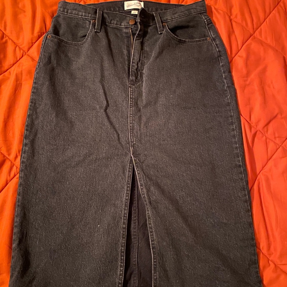 Black jean universal thread skirt size 10 with a front slit